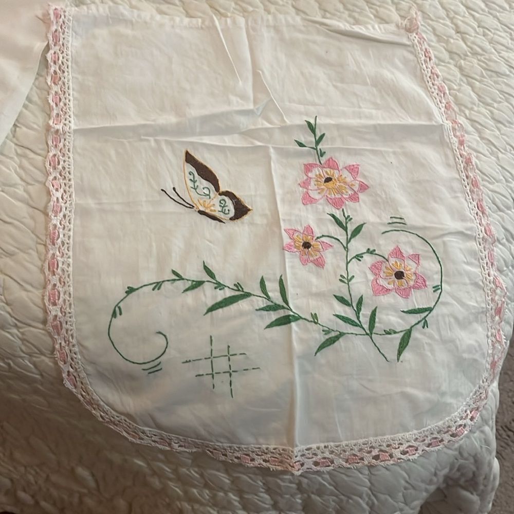 Floral Embroidered Linens Set - Picture 2 of 6